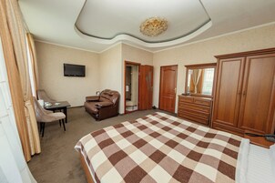 套房, 庭院景观 | 客房内保险箱、熨斗/熨板、免费 WiFi、床单