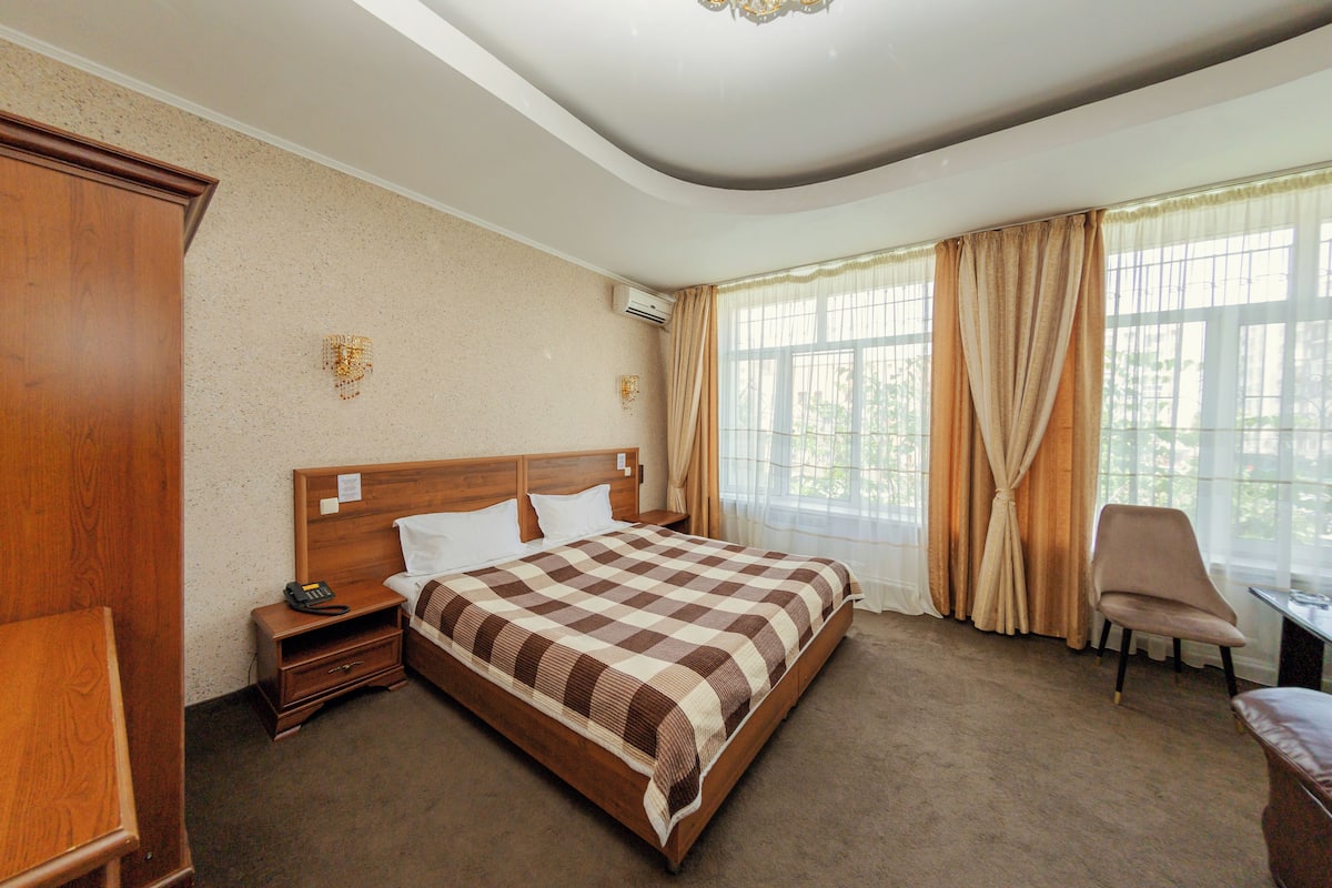 Caja de seguridad en la habitación y tabla de planchar con plancha