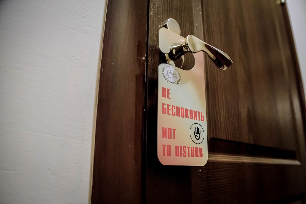 Caja de seguridad en la habitación y tabla de planchar con plancha