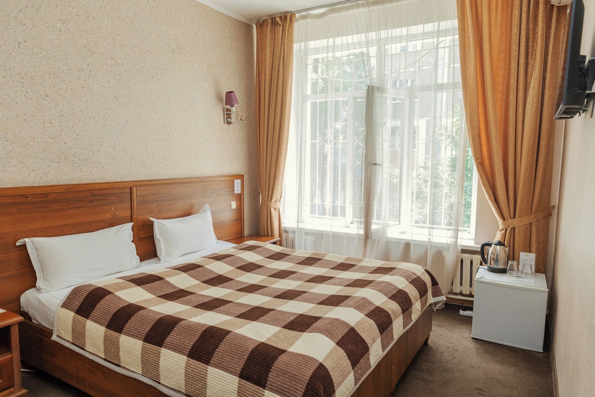 Caja de seguridad en la habitación y tabla de planchar con plancha