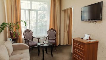 Suite, uitzicht op binnenplaats | Een kluis op de kamer, een strijkplank/strijkijzer, gratis wifi