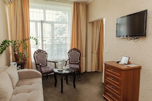 Phòng Suite, quang cảnh sân vườn | Két bảo mật tại phòng, bàn ủi/dụng cụ ủi quần áo