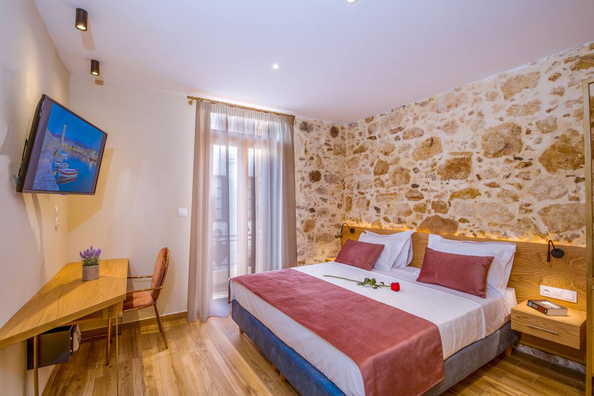 Junior Suite with Old Town view | Peralatan tempat tidur premium, peti besi dalam bilik, meja