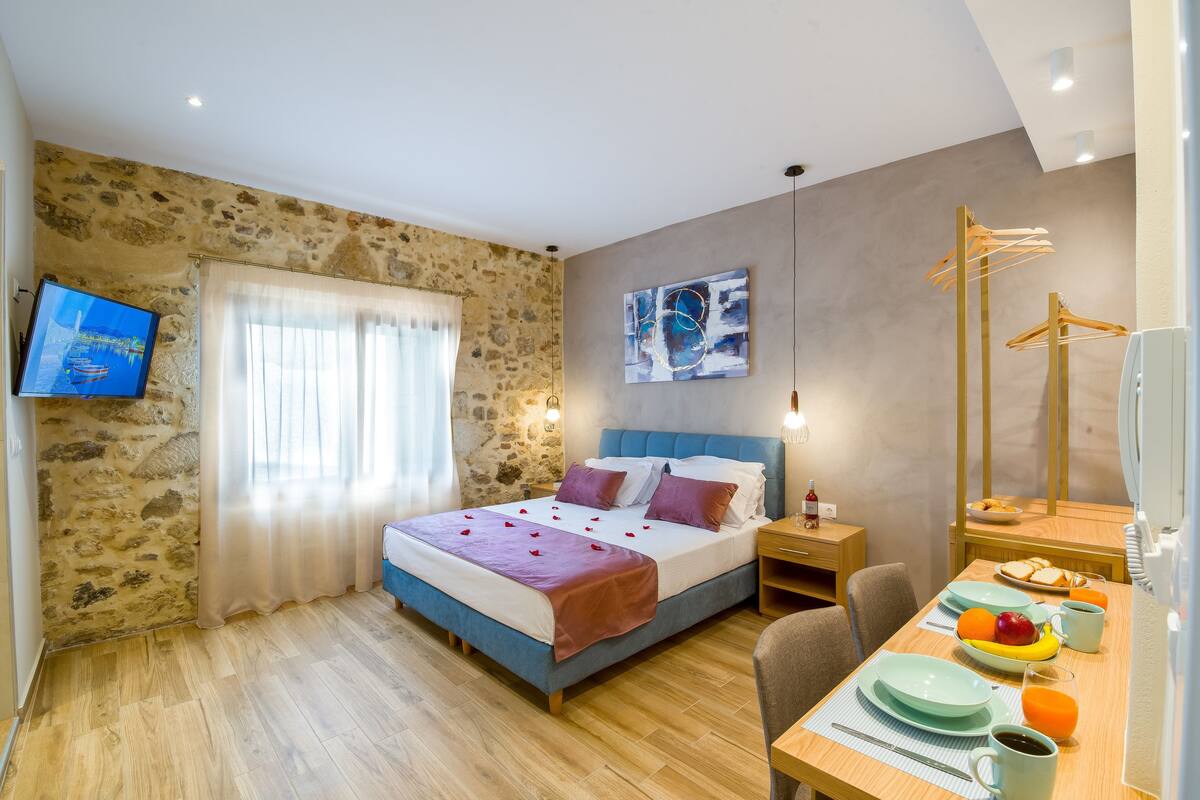 Standard Suite | Peralatan tempat tidur premium, peti besi dalam bilik, meja