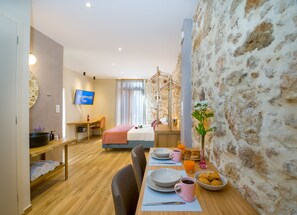 Junior Suite with Old Town view | Ruang tamu | TV skrin rata