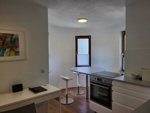 Réfrigérateur, batterie de cuisine, vaisselle et ustensiles