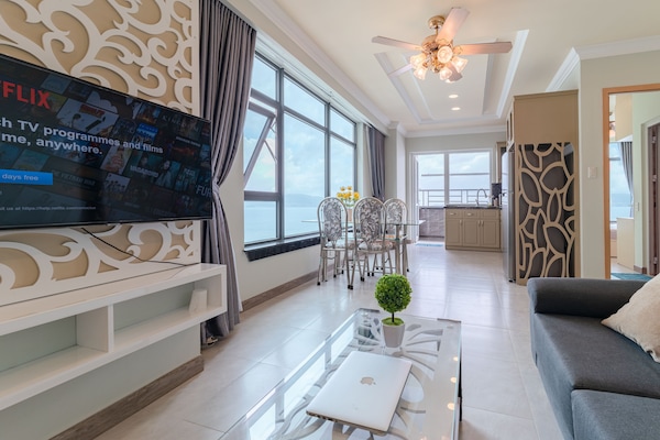 Superior Apartment, 2 Bedrooms, Sea View, Beachfront | In-room dining