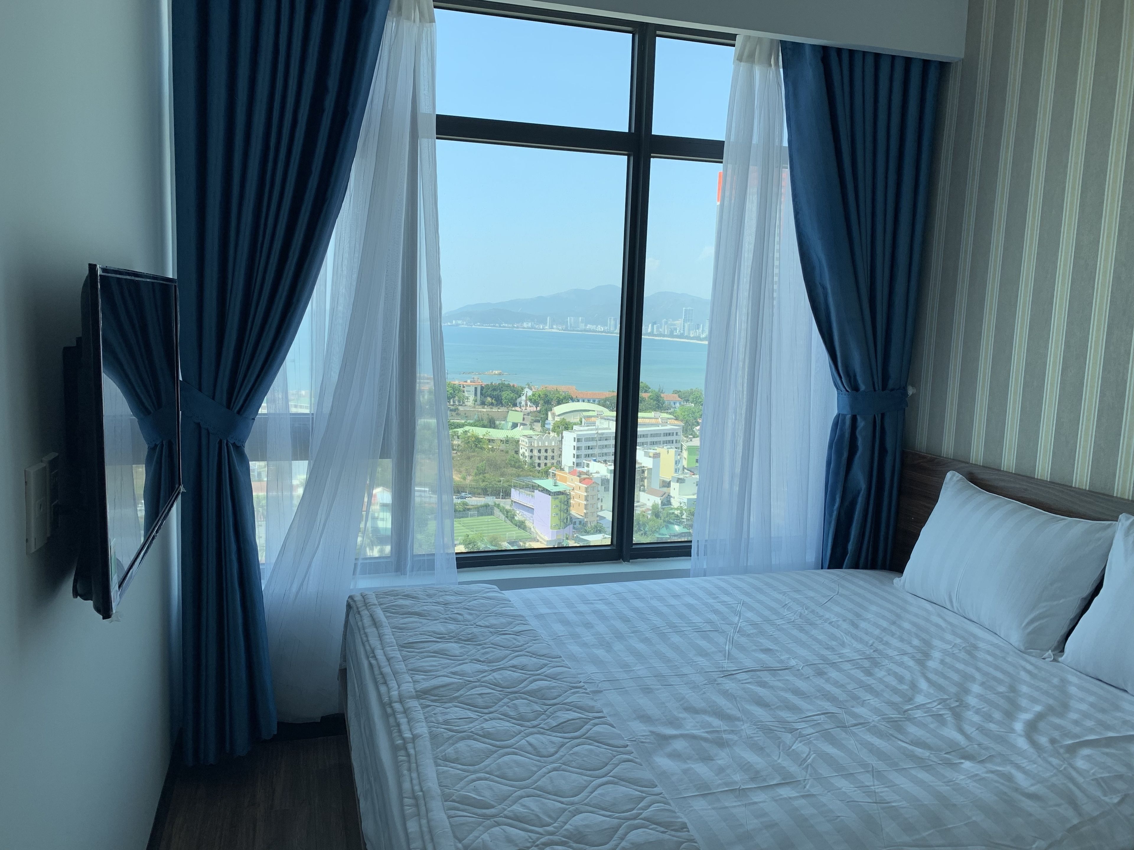 Departamento, 2 habitaciones, vista parcial al mar | Ropa de cama de alta calidad, edredón y camas con efecto memoria 