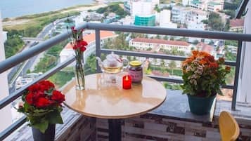 Apartment, 2 Schlafzimmer, eingeschränkter Meerblick | Terrasse/Patio