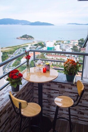 Appartement, 2 slaapkamers, gedeeltelijk uitzicht op zee | Terras