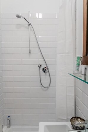 Double Room (3) | Bathroom | Shower, bathrobes, bidet, towels - Bottega delle Arti (Rome)