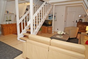 TV - Large sunny terrace with awning and free W-LAN - - Holiday home in (Damp)