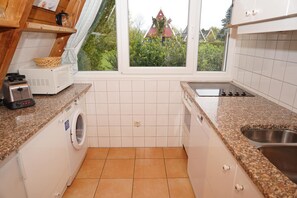 Fridge, oven, dishwasher, high chair - Large sunny terrace with awning and free W-LAN - - Holiday home in (Damp)