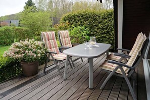 Outdoor dining - Large sunny terrace with awning and free W-LAN - - Holiday home in (Damp)