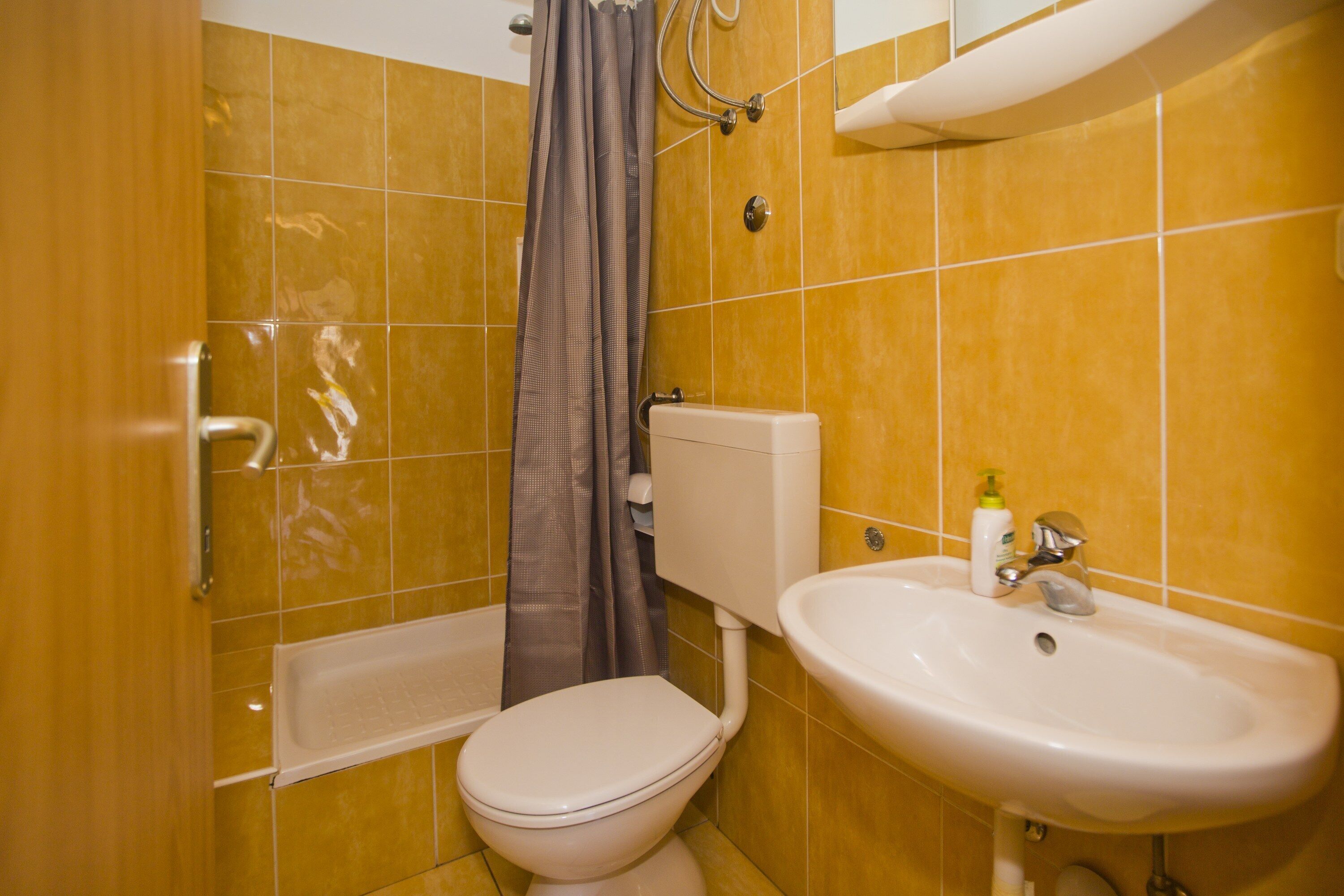 Suite Studio Galerie (The Flame of Yellow Roses) | Salle de bain | Douche, douche à « effet pluie », articles de toilette gratuits