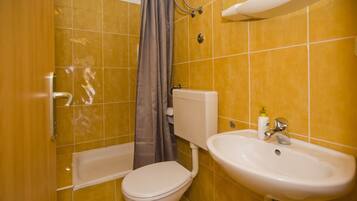 Suite Studio Galerie (The Flame of Yellow Roses) | Salle de bain | Douche, douche à « effet pluie », articles de toilette gratuits