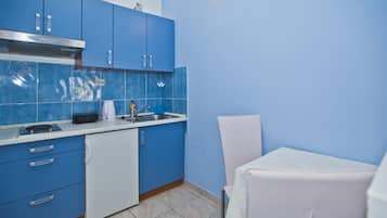 Mini-fridge, stovetop, coffee/tea maker, electric kettle