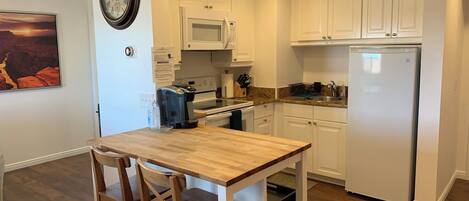 Kjøleskap, mikrobølgeovn, ovn og kokeplater