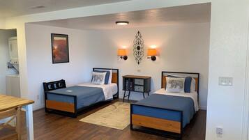 1 habitación, escritorio, tabla de planchar con plancha y cuna de viaje