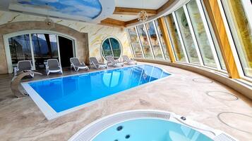 Piscine couverte, piscine extérieure (ouverte en saison)