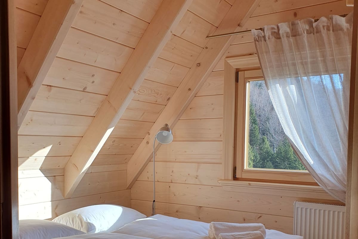 Apartment (Chalet) | Hypo-allergenic bedding, pillow-top beds, free WiFi