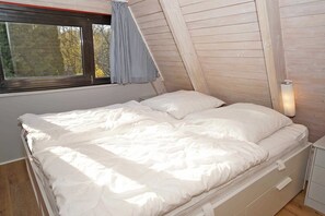 2 bedrooms, travel cot - Tent roof house with W-LAN - very close to the beach - - parking lot on the doorstep (Damp)