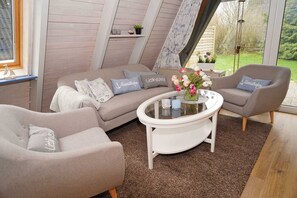 TV - Tent roof house with W-LAN - very close to the beach - - parking lot on the doorstep (Damp)