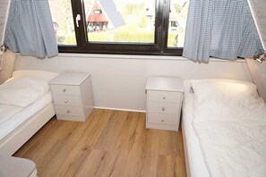 2 bedrooms, travel cot, WiFi - Tent roof house with W-LAN - very close to the beach - - parking lot on the doorstep (Damp)