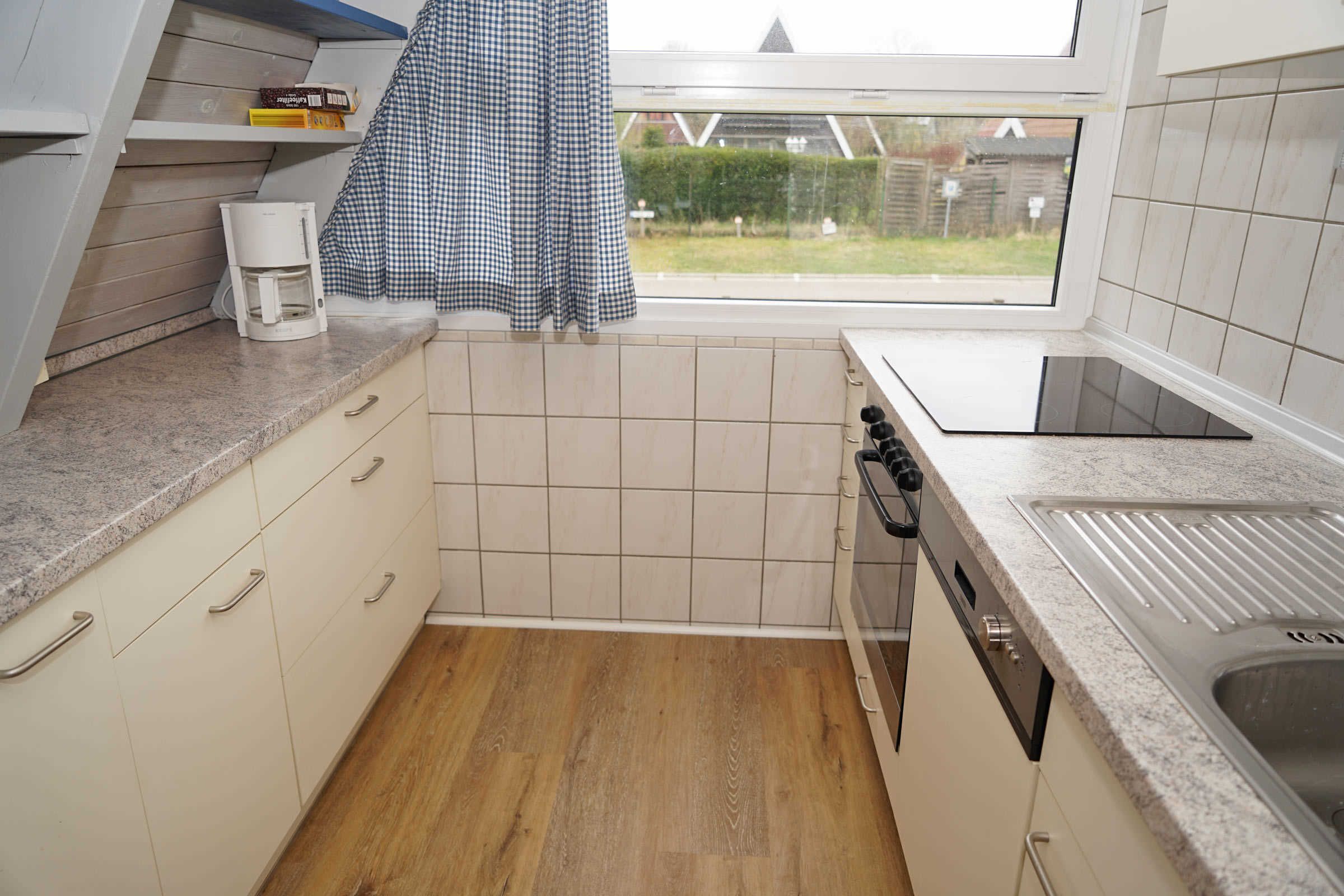 Een koelkast, een oven, een vaatwasser, een kinderstoel