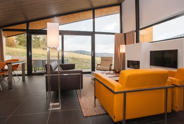 Villa, 2 Queen Beds, Hill View | Living room | Smart TV, fireplace, ping pong - Villas Winterberg (Winterberg)