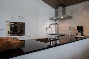 Vila, várias camas, vista para a colina | Cozinha privada | Geladeira grande, micro-ondas, fogão, cooktop
