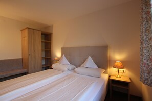 Desk, blackout drapes, free WiFi, bed sheets - Landhaus Friede (Muellheim)