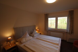 Double Room | Desk, blackout drapes, free WiFi, bed sheets - Landhaus Friede (Muellheim)