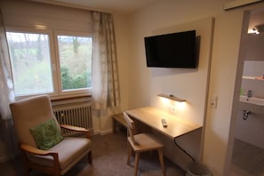 Single Room | Desk, blackout curtains, free WiFi, bed sheets