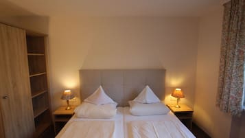 Escritorio, cortinas blackout, wifi gratis y ropa de cama