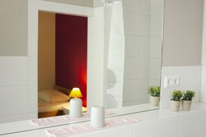 Shower, towels - Landhaus Friede (Muellheim)