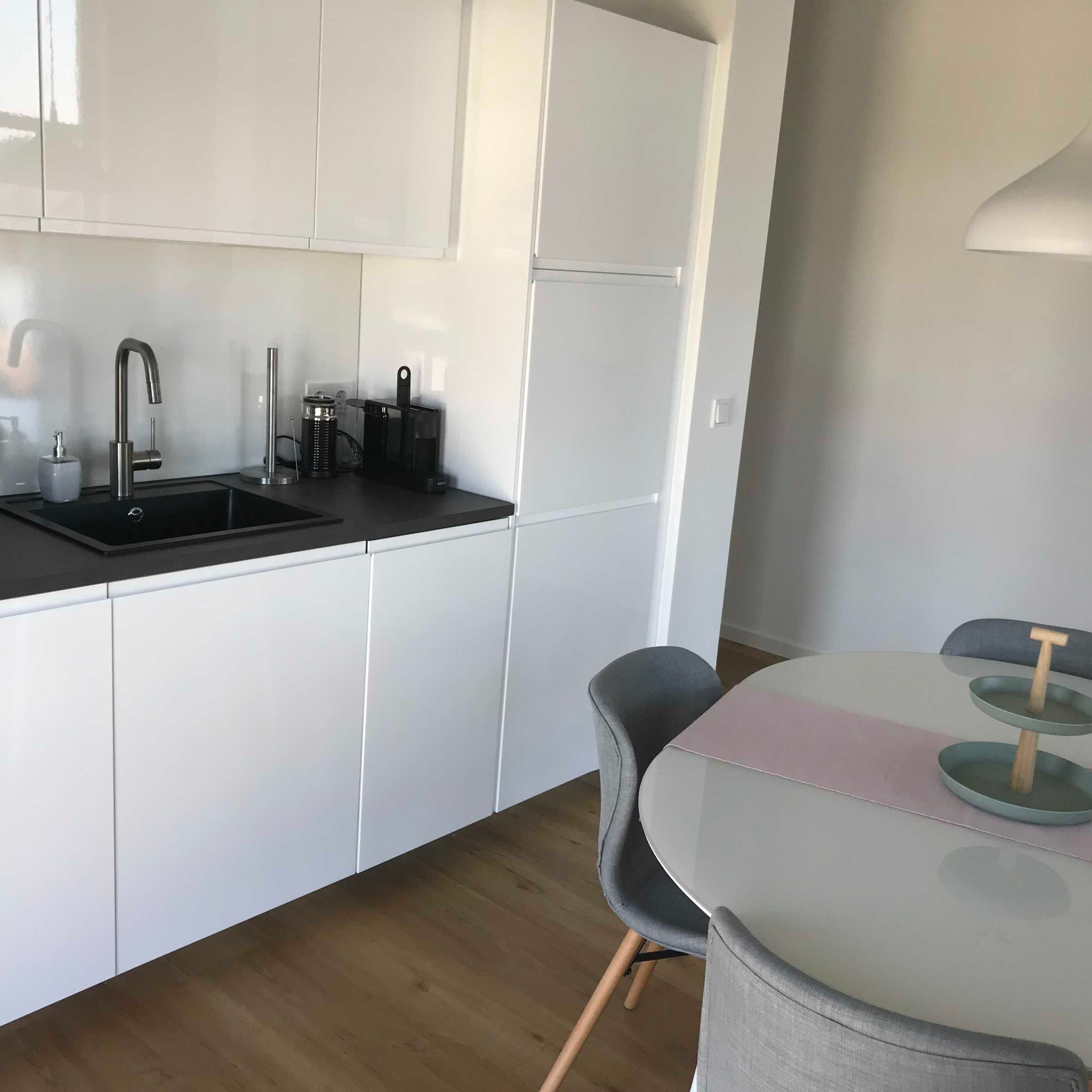 Køleskab, ovn, opvaskemaskine, kaffe-/temaskine