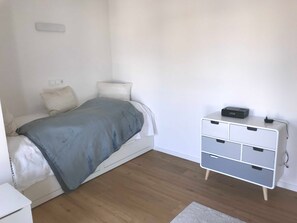 2 Schlafzimmer, Schreibtisch, Reisekinderbett, WLAN
