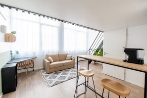 32-inch LCD TV with cable channels, TV, table tennis - Ecla Paris Massy Palaiseau (Palaiseau)