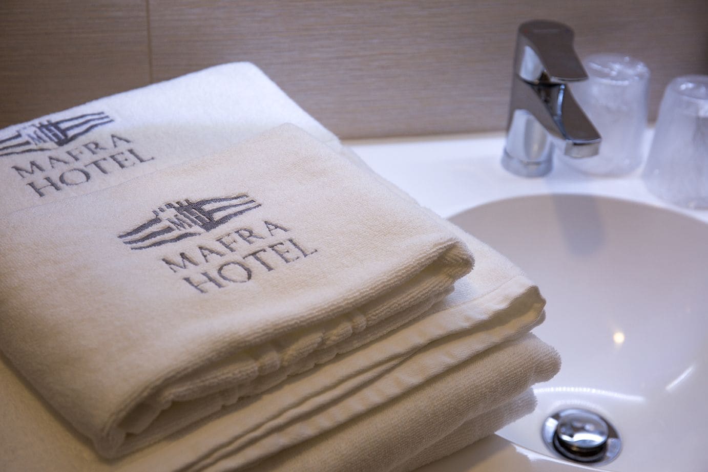 combined shower/bathtub, free toiletries, hair dryer, towels