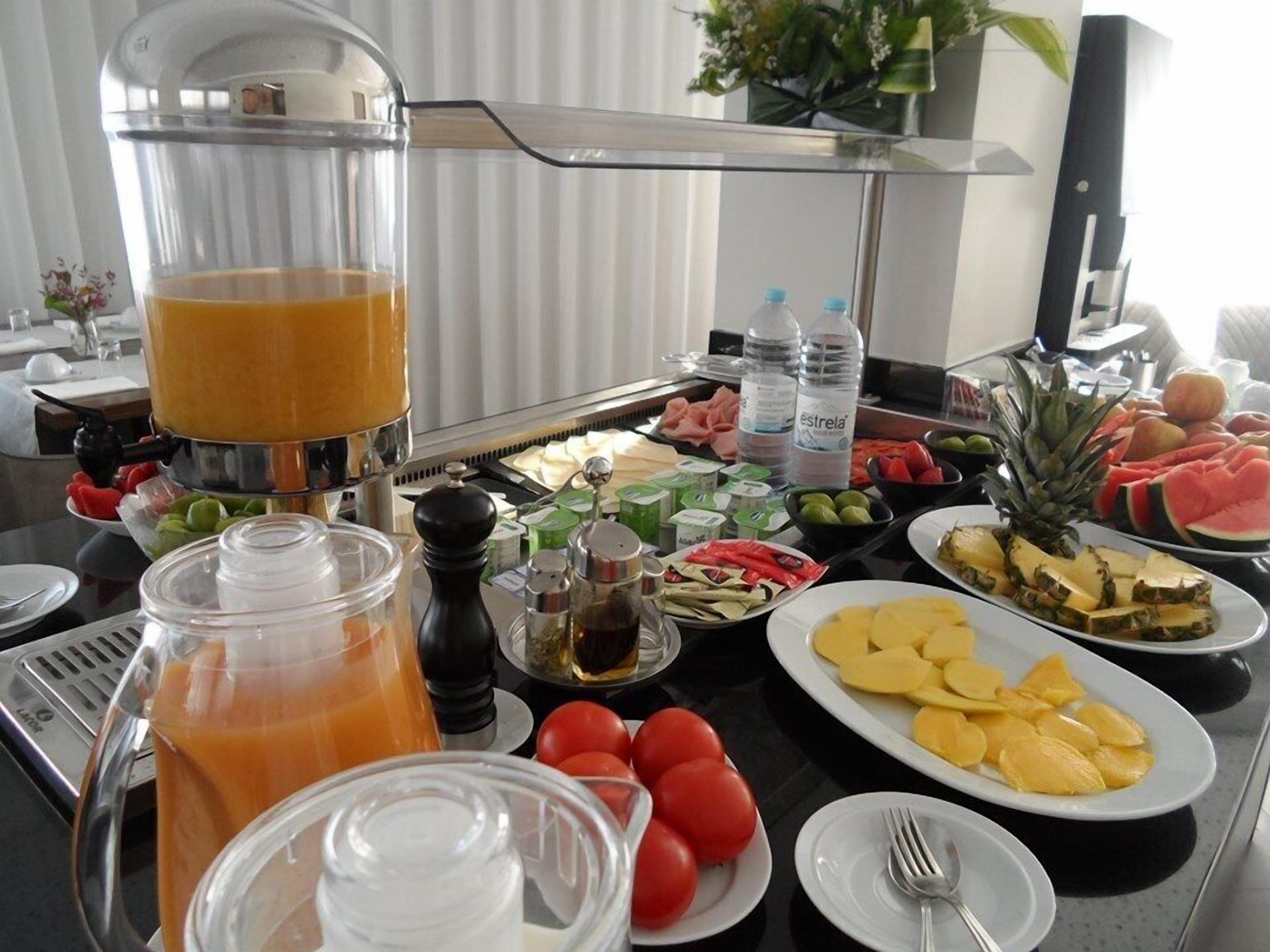 بوفيه فطور مجانًا يوميًا