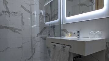 Ducha y bañera combinadas y artículos de higiene personal gratuitos