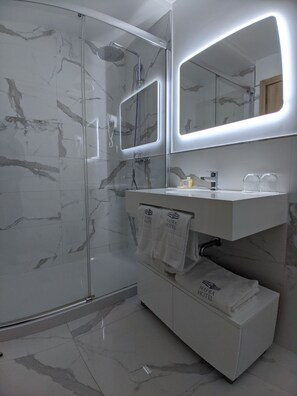 Combined shower/tub, free toiletries, hair dryer, towels - Mafra Hotel (Mafra)