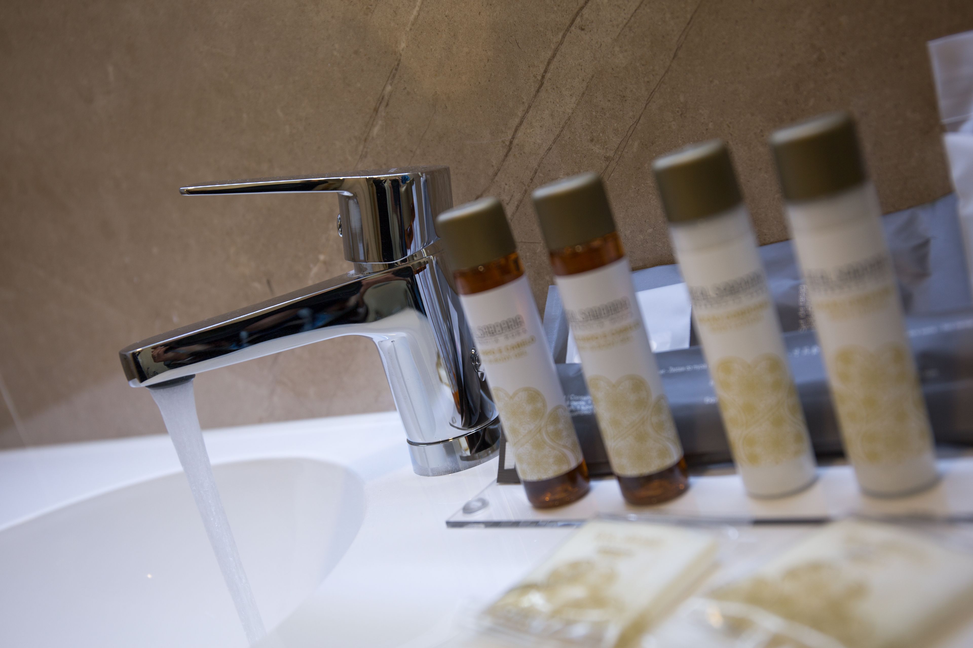 standard double room | bathroom | combined shower/bathtub, free toiletries, hair dryer, towels