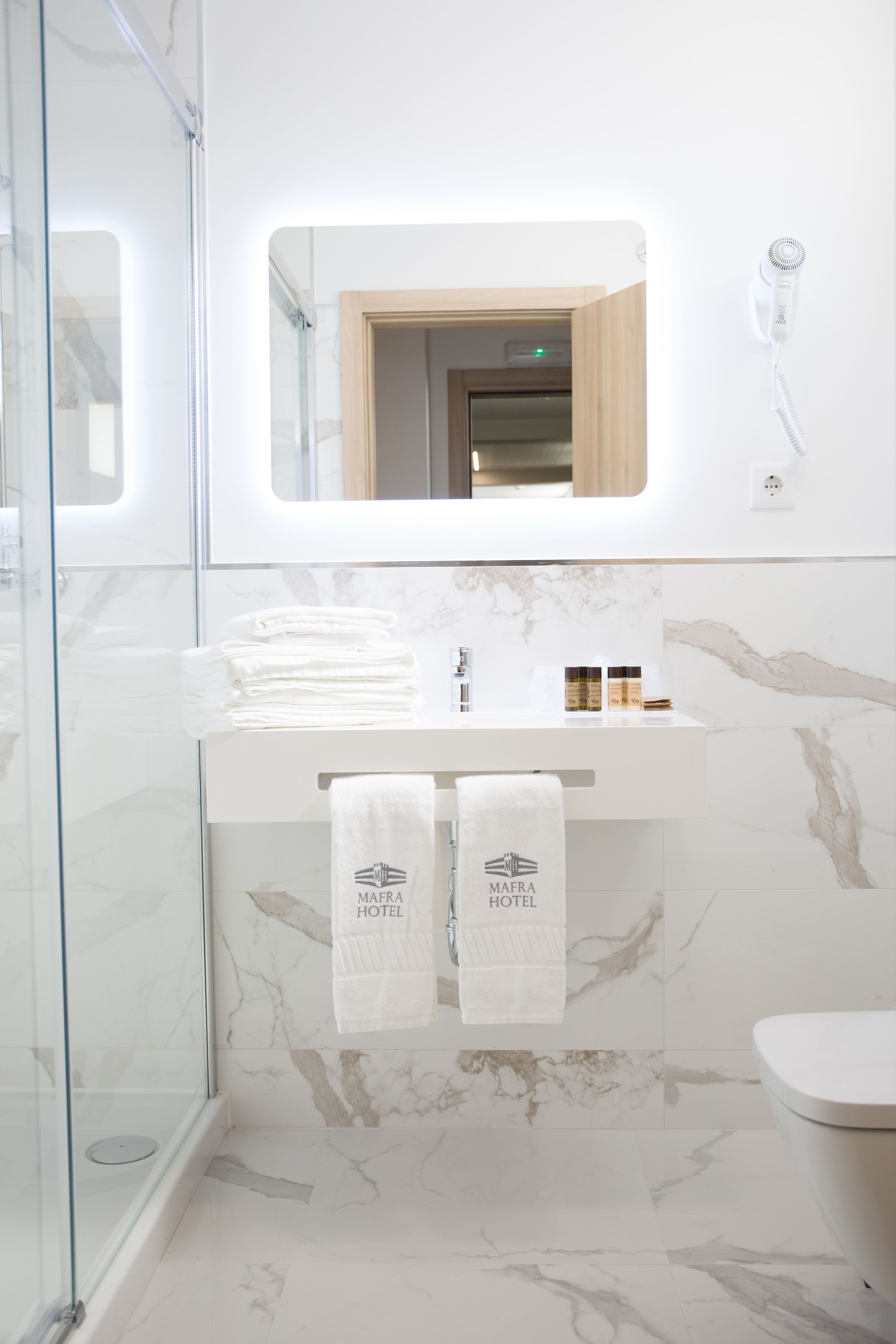 combined shower/bathtub, free toiletries, hair dryer, towels