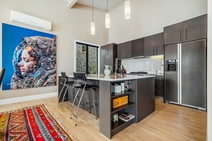 Réfrigérateur, four à micro-ondes, un four, surface de cuisson