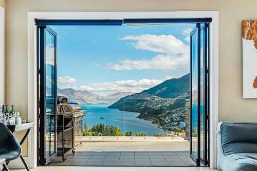Lake Panorama Villa - Central Luxury Hot Tub Views
