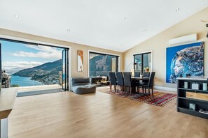 Interior - Lake Panorama Villa - Central Luxury Hot Tub Views (Queenstown)