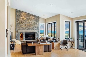 Interior - Lake Panorama Villa - Central Luxury Hot Tub Views (Queenstown)