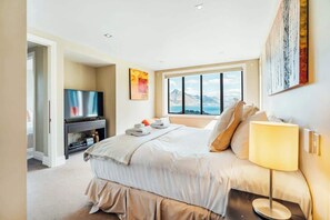 3 bedrooms, desk, iron/ironing board, free WiFi - Lake Panorama Villa - Central Luxury Hot Tub Views (Queenstown)
